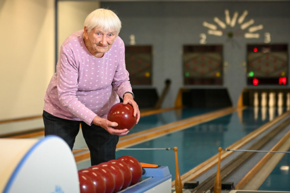 Mit 100 Jahren noch auf der Kegelbahn aktiv: Ingeborg Schmemainda ist Dresdens wohl älteste Sportlerin.