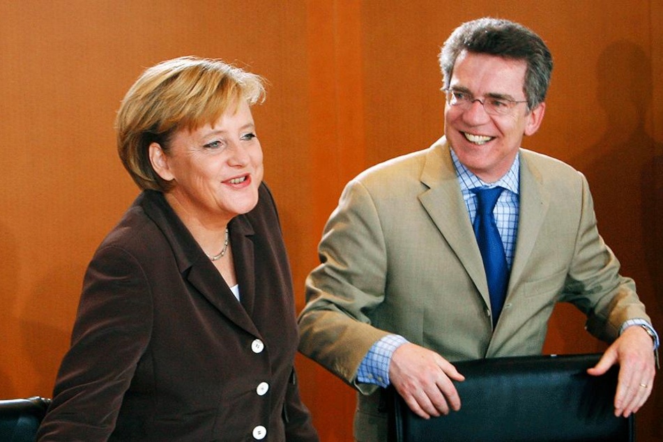 Jahrelang saß Thomas de Maizière am Berliner Kabinettstisch - hier 2006 als Kanzleramts-Chef von Angela Merkel (63, CDU).
