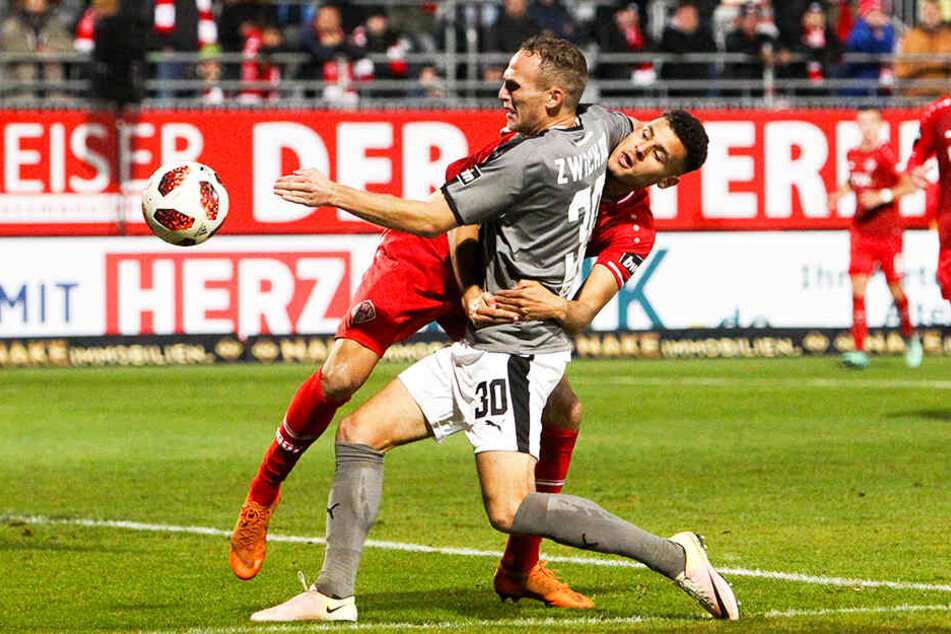 FSV-Akteur Julius Reinhardt (l.) beim 2:0-Hinspielsieg in Würzburg im Kampf mit Kickers-Spieler Dave Gnaase.