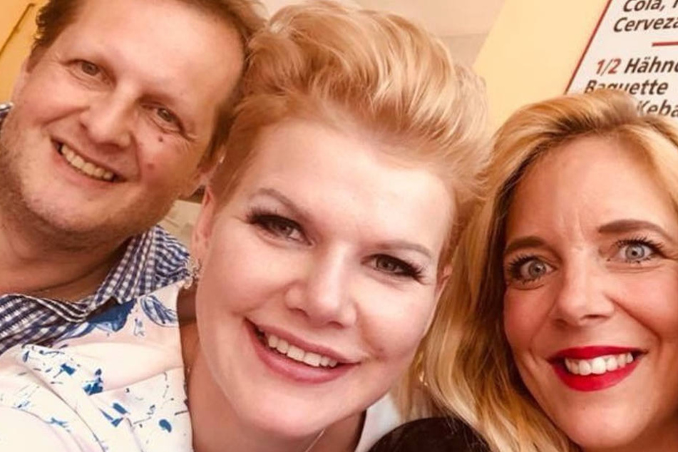 Noch im Mai begrüßte Melanie Müller (30, M.) Jens und Daniela Büchner zur Eröffnung ihres "Grillmüllers" in Paguera auf Mallorca.