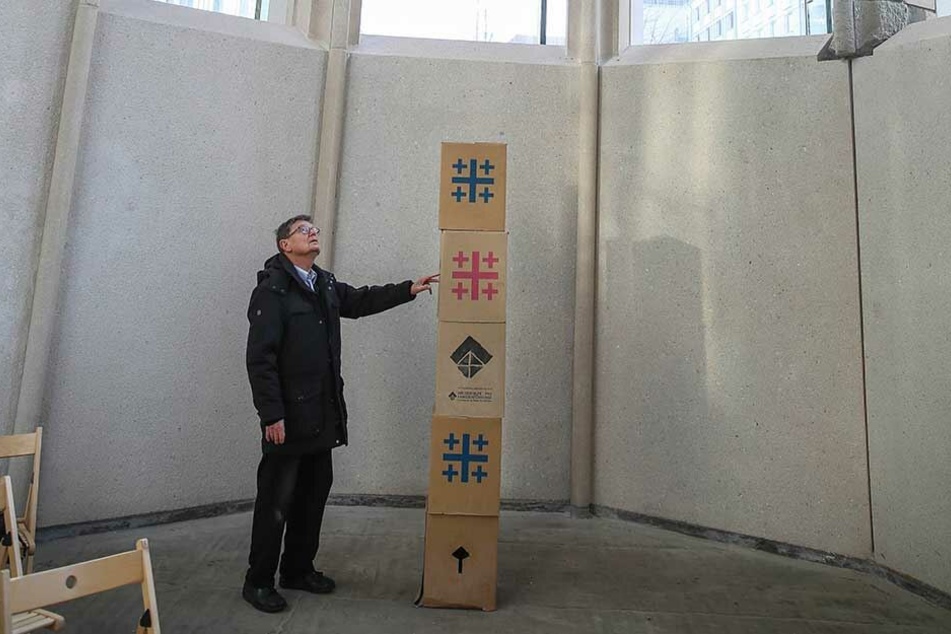 Dieter Zuber vom Förderverein zeigt, an welcher Stelle in der Gedenkstätte die Figur aus Sandstein Mitte Februar stehen wird.