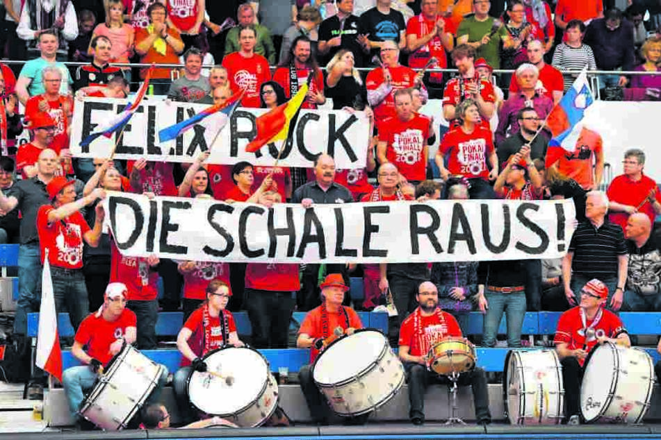 Im Meisterschafts-Halbfinale gegen Schwerin hatten die Fans eine klare Forderung, aber das Team von Felix Koslowski rückte die Schale nicht raus und verteidigte am Ende den DM-Titel.