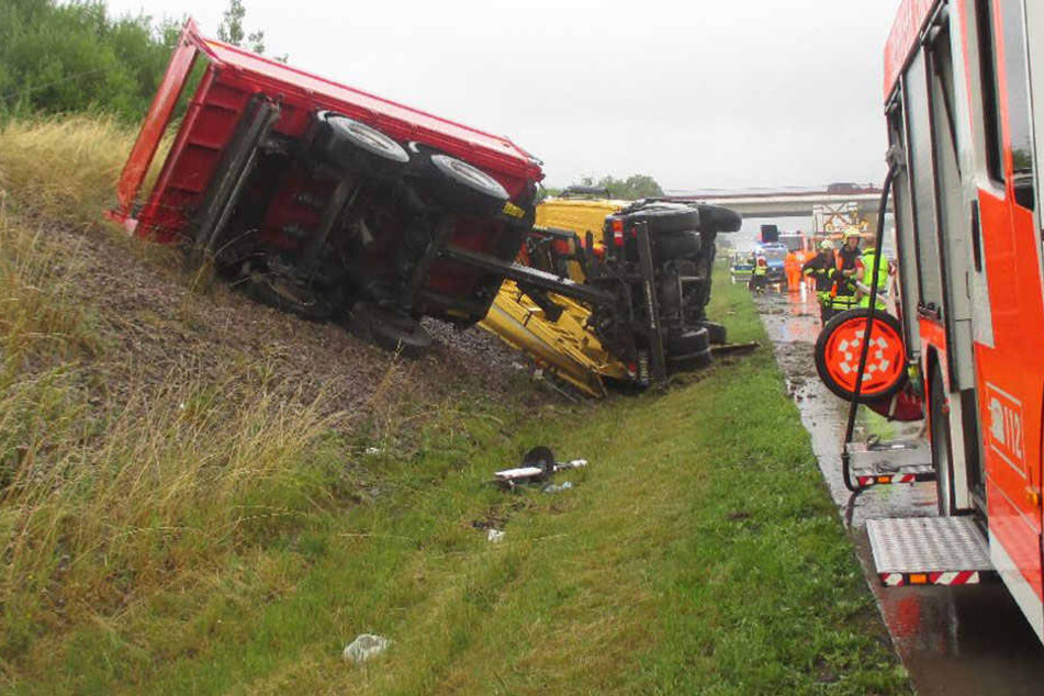 Der Lkw kippte nach infolge des Unfall auf die Seite.