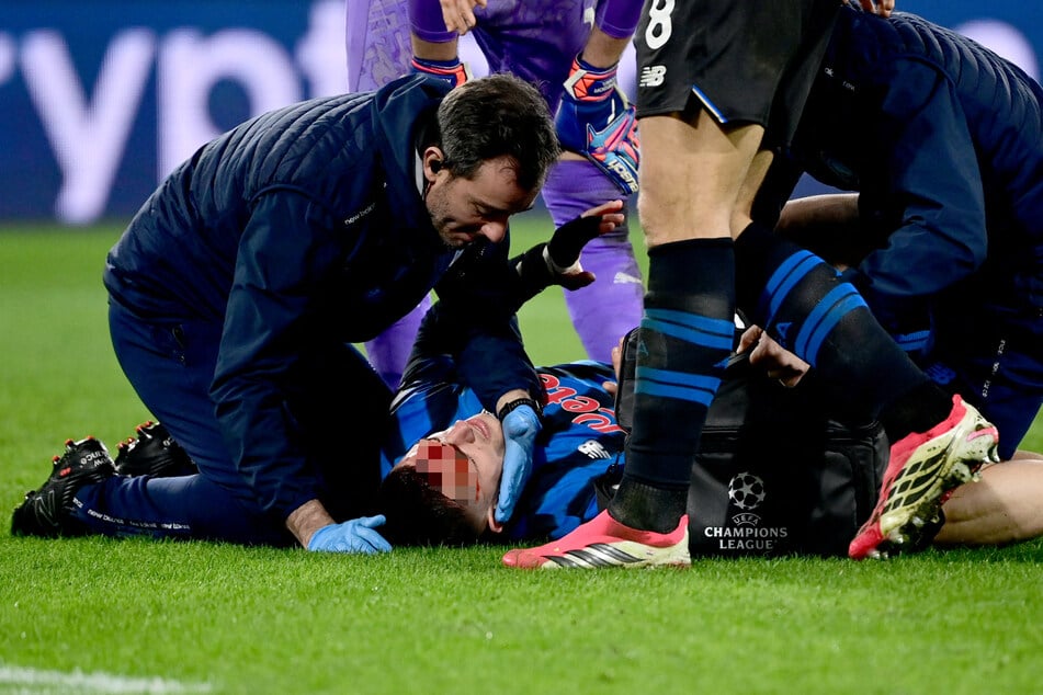 Der montenegrinische Nationalspieler musste lange auf dem Rasen behandelt werden, ehe er einen Turban verpasst bekam.