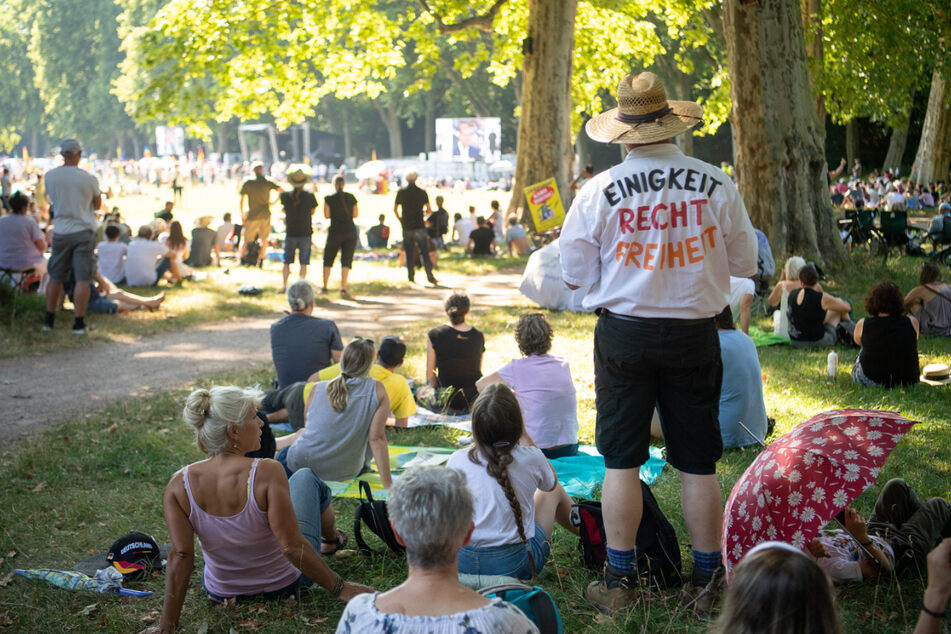 8. August: Eine Kundgebung der Initiative "Querdenken 711" im unteren Schlossgarten.