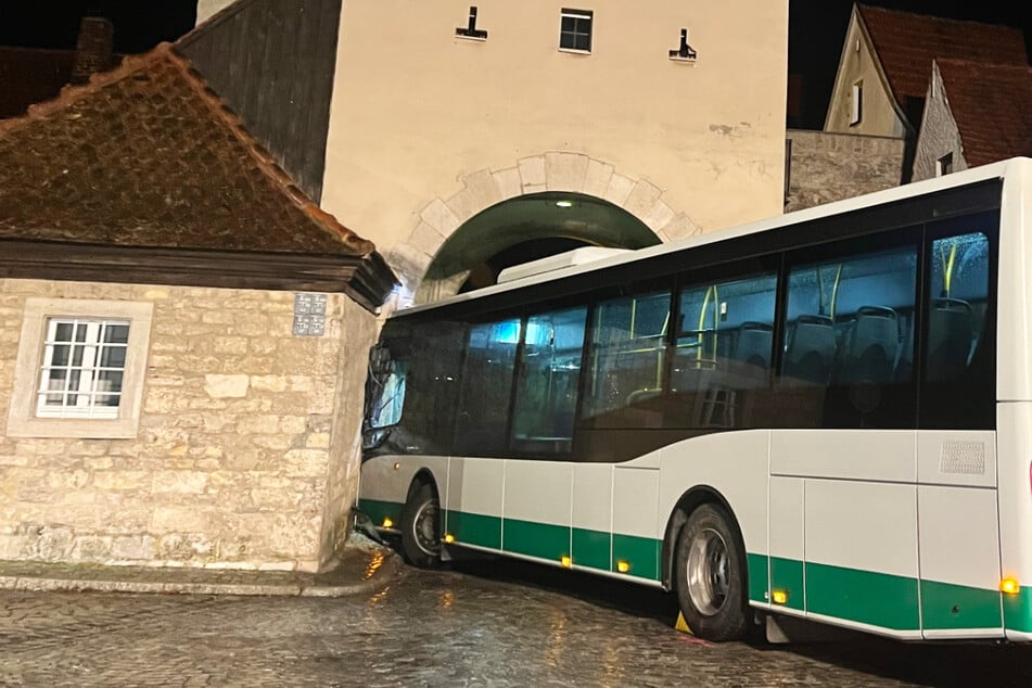 Unfall in Sommerhausen: Ein Omnibus krachte gegen einen historischen Torbogen.