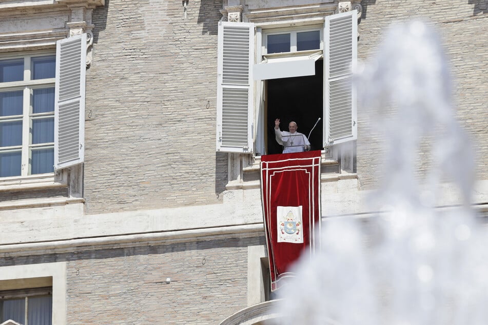 Vatikanstadt: Papst Franziskus winkt aus dem Fenster seiner Arbeitszimmers, als er zum Angelus-Gebet erscheint. (Archivbild)