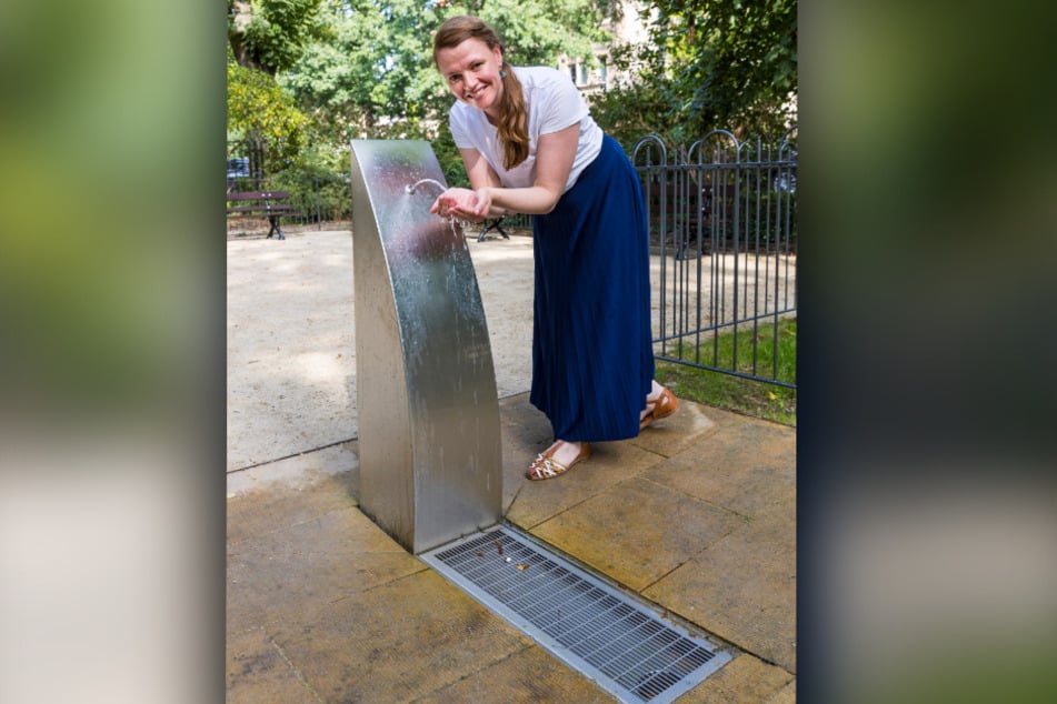 Caroline Förster (41, Grüne) vom Stadtbezirksbeirat in Blasewitz testet den neuen Trinkwasserbrunnen.