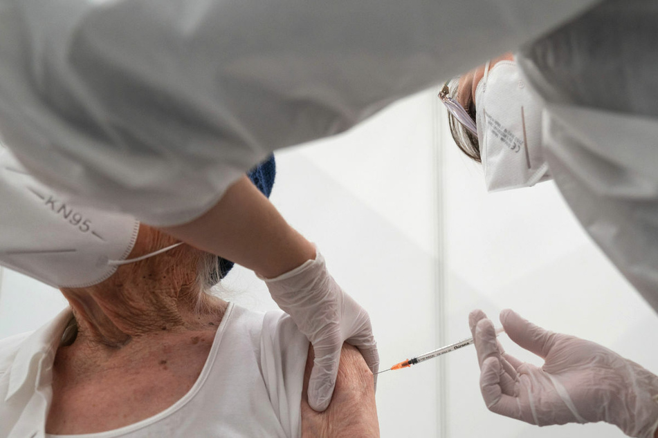 Eine Krankenschwester impft in einem Impfzentrum eine 92-jährige Frau. Nach Einschätzung der Kassenärztlichen Vereinigung (KV) Berlin kommen in der Hauptstadt rund 3000 Arztpraxen für Corona-Impfungen infrage.
