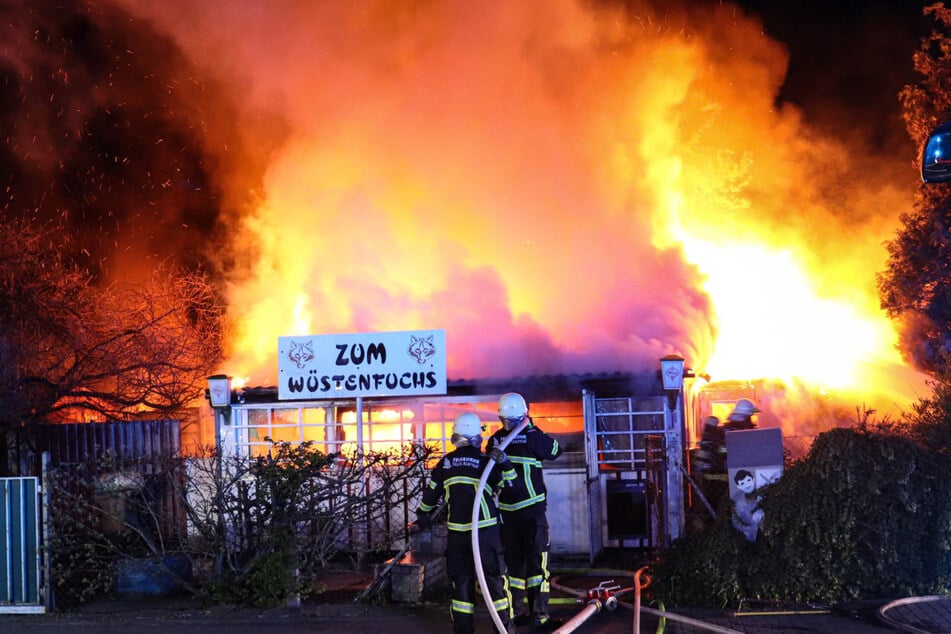 Von weiter Entfernung konnte man bereits einen hellen Feuerschein und die massive Rauchentwicklung wahrnehmen. Im Maintaler Stadtteil Bischofsheim brannte in der Nacht zum Ostermontag ein Gastronomiebetrieb komplett aus.