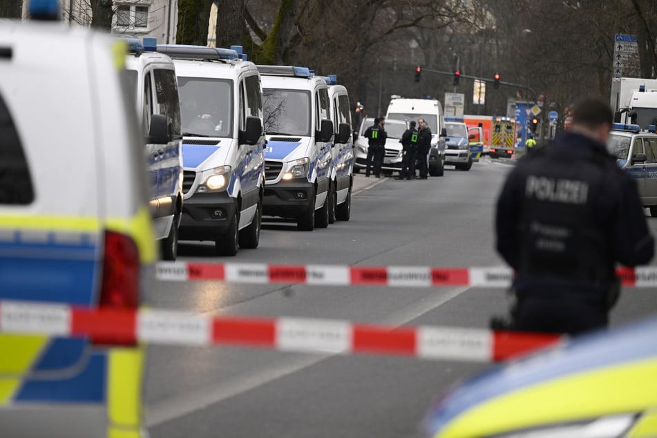 Spezialkräfte verschafften sich auf Grundlage eines Gerichtsbeschlusses Zutritt zur Wohnung der 26-Jährigen.