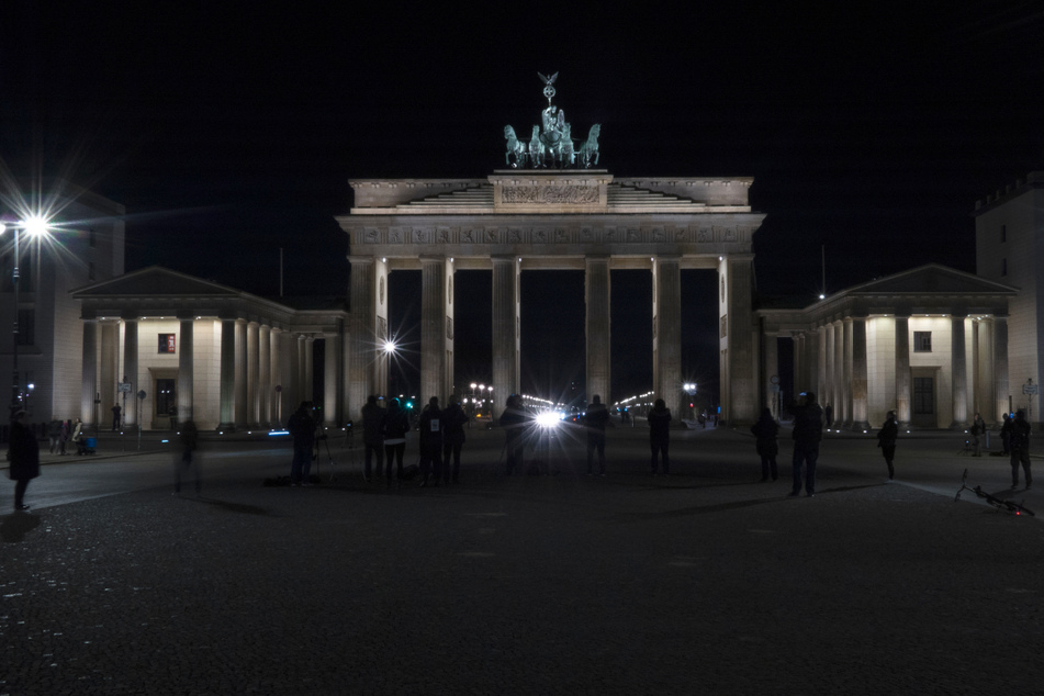 Als Zeichen für mehr Klimaschutz bleibt das Brandenburger für eine Stunde dunkel.