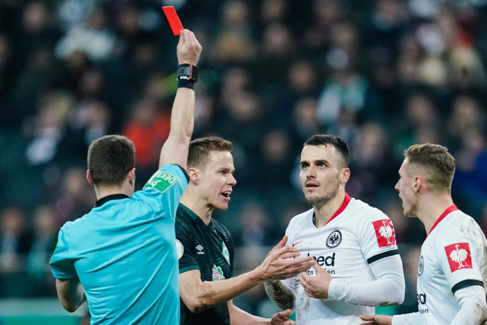 chiedsrichter Felix Zwayer (l) zeigt Filip Kostic (2.v.r)von Frankfurt die rote Karte.
