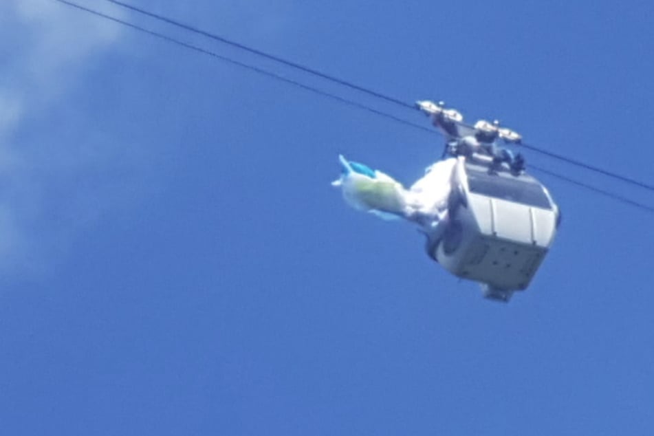 Ein Gleitschirmflieger ist mit seinem Schirm in Bayern in den Seilen einer Gondel hängen geblieben.