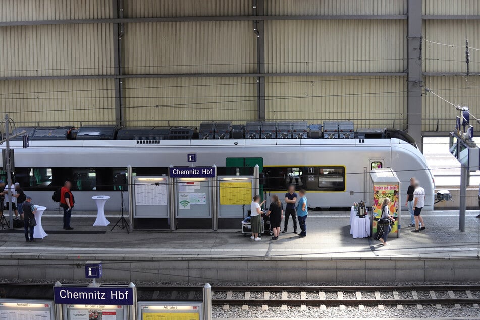 Im August 2023 traf der erste Akkuzug im Chemnitzer Hauptbahnhof ein. Nun sollen die ersten Fahrzeuge Anfang 2026 zwischen Leipzig und Chemnitz pendeln.