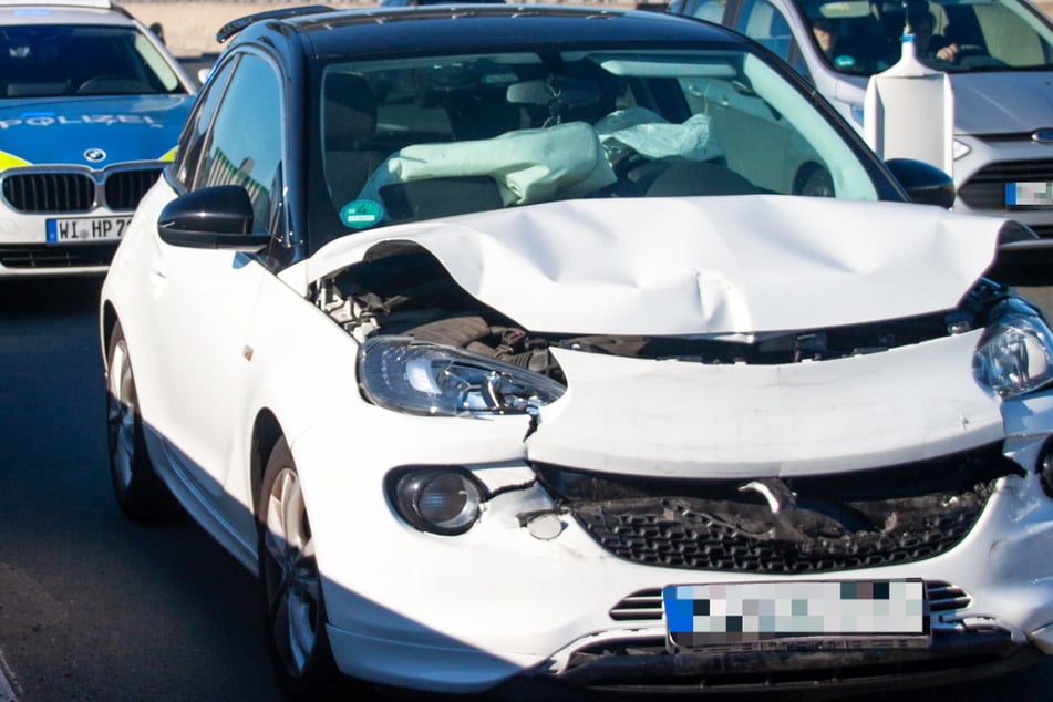 Ein Opel fuhr auf einen Mini auf, eine Autofahrerin wurde dabei verletzt: Der Unfall führte zu einer Sperrung der A643 bei Wiesbaden und einem langen Stau.