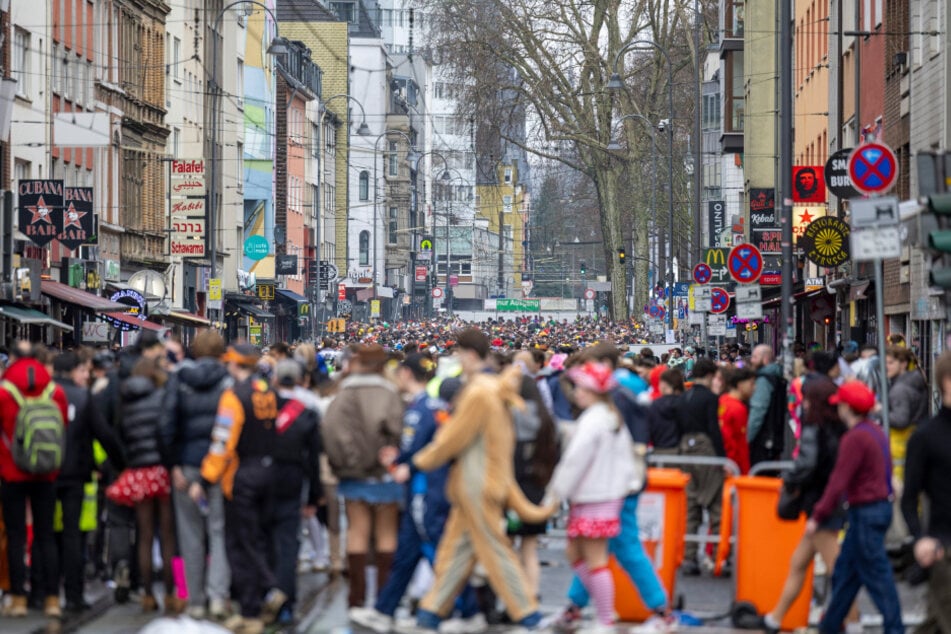 Das Epizentrum des Karnevals: Die Zülpicher Straße. Viele Jecke trotzen dem Regen und lassen sich die gute Laune nicht nehmen.