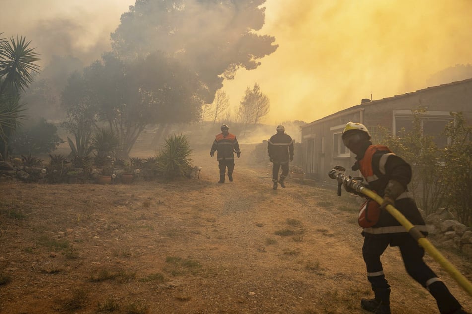 15 französische Kommunen sind von dem Feuer in den bergigen Corbières betroffen.