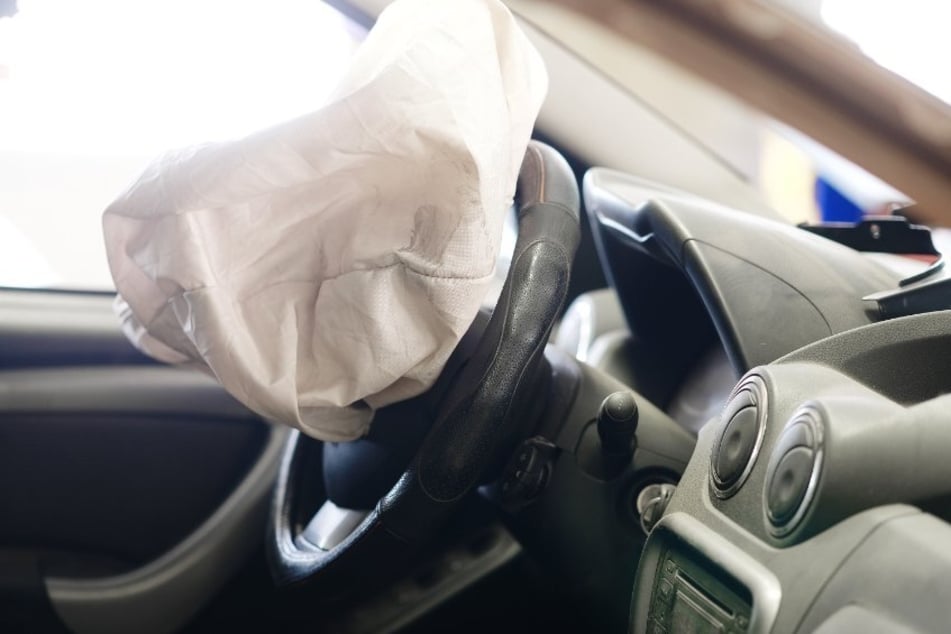 40-Jähriger fährt nach Unfall mit geöffneten Airbags weiter