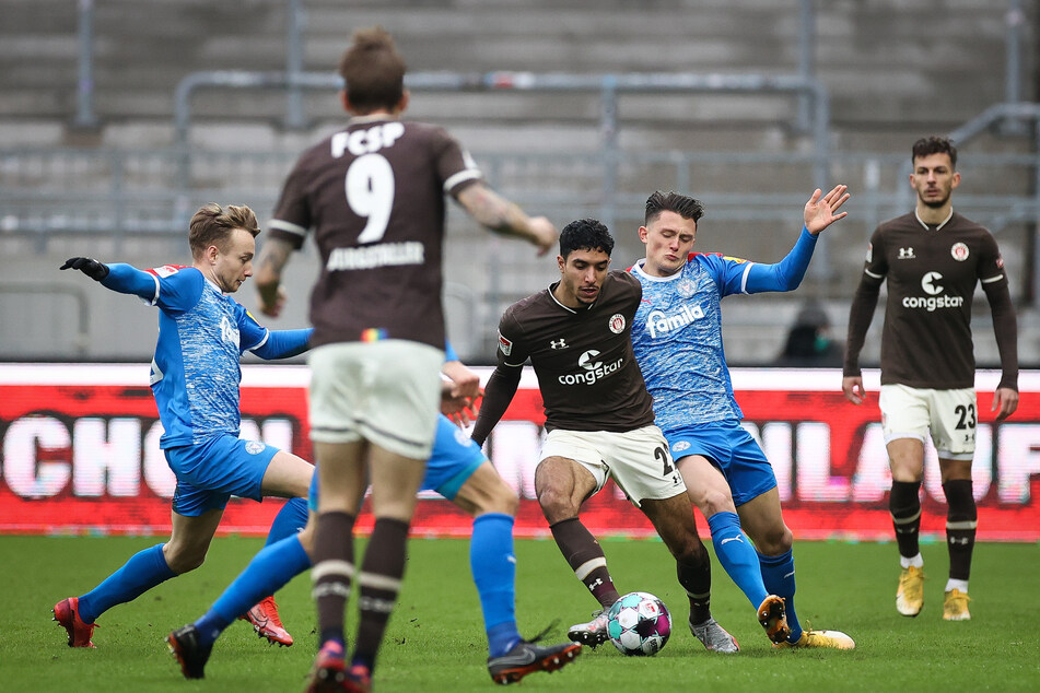 FC St. Pauli-Neuzugang Omar Marmoush (M., am Ball) zeigte gegen Holstein Kiel eine bärenstarke Leistung und traf zum 1:0.