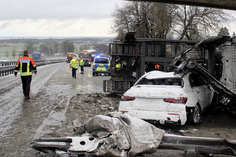 Unfall A8: Autotransporter mit Neuwagen kippt auf schneebedeckter A8 um