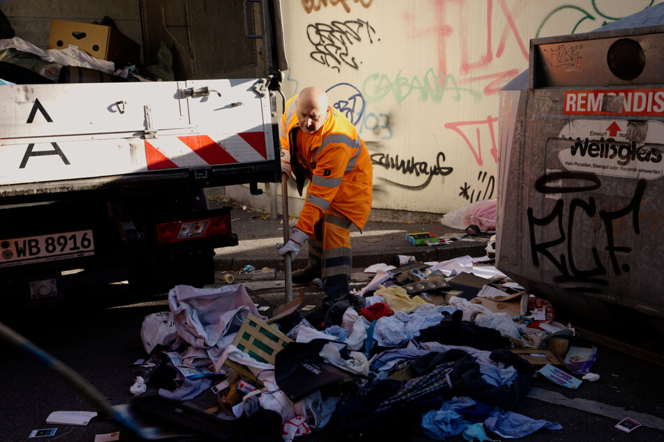AWB-Mitarbeiter Markus Lanius (47) kämpft jeden Tag gegen wilde Müllkippen in Köln-Kalk.