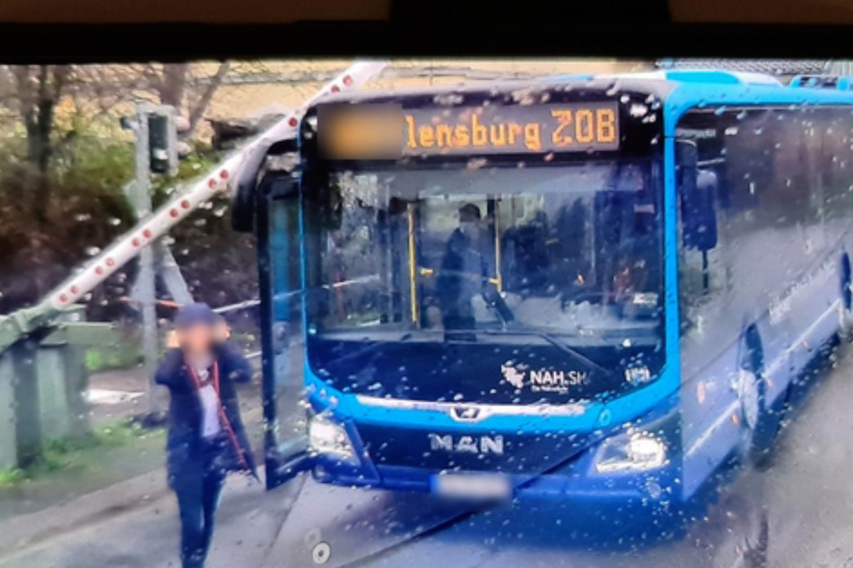 Bus bleibt auf Bahnübergang hängen, dann kommt ein Zug