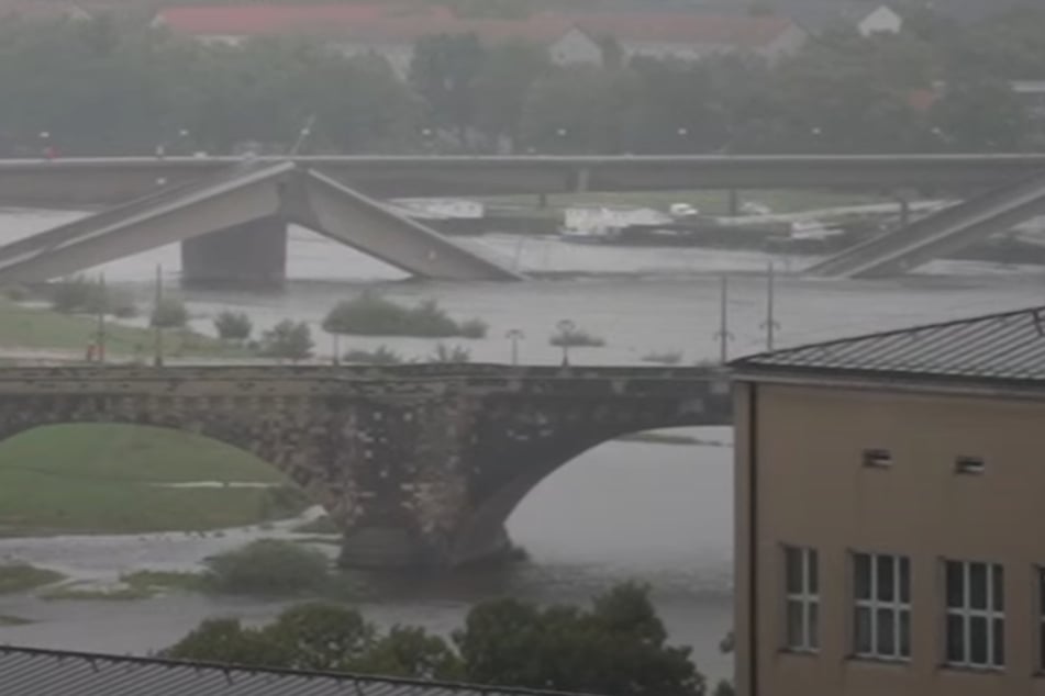 Die Elbe hat das mittlere Brückenteil bereits leicht "verschlungen".