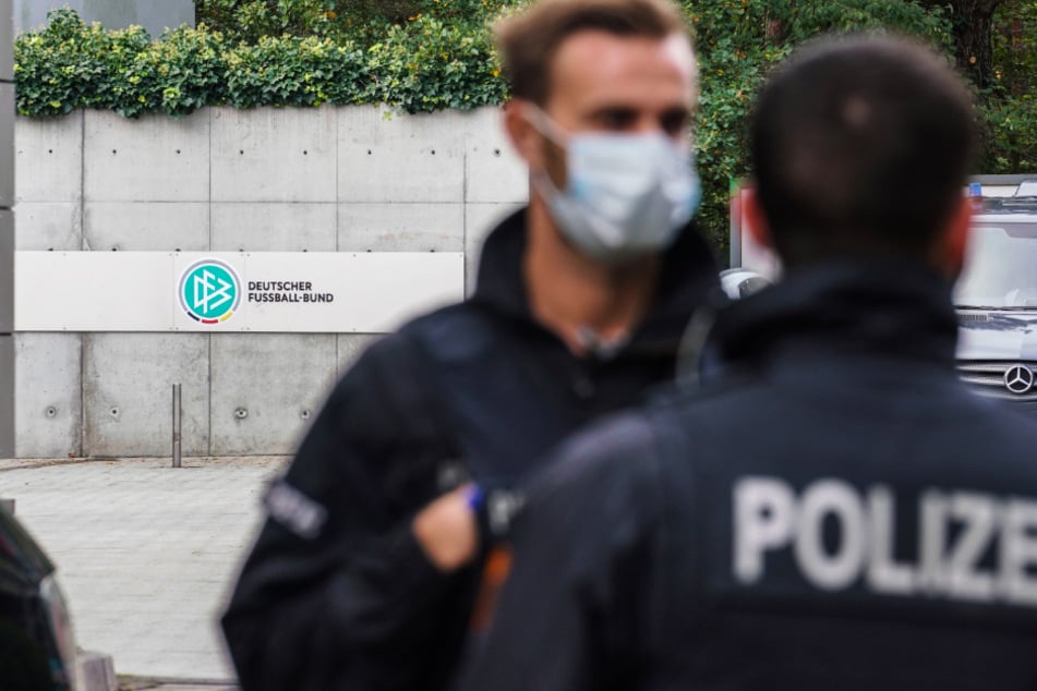 Das Foto zeigt Polizeibeamte vor der DFB-Zentrale in Frankfurt.