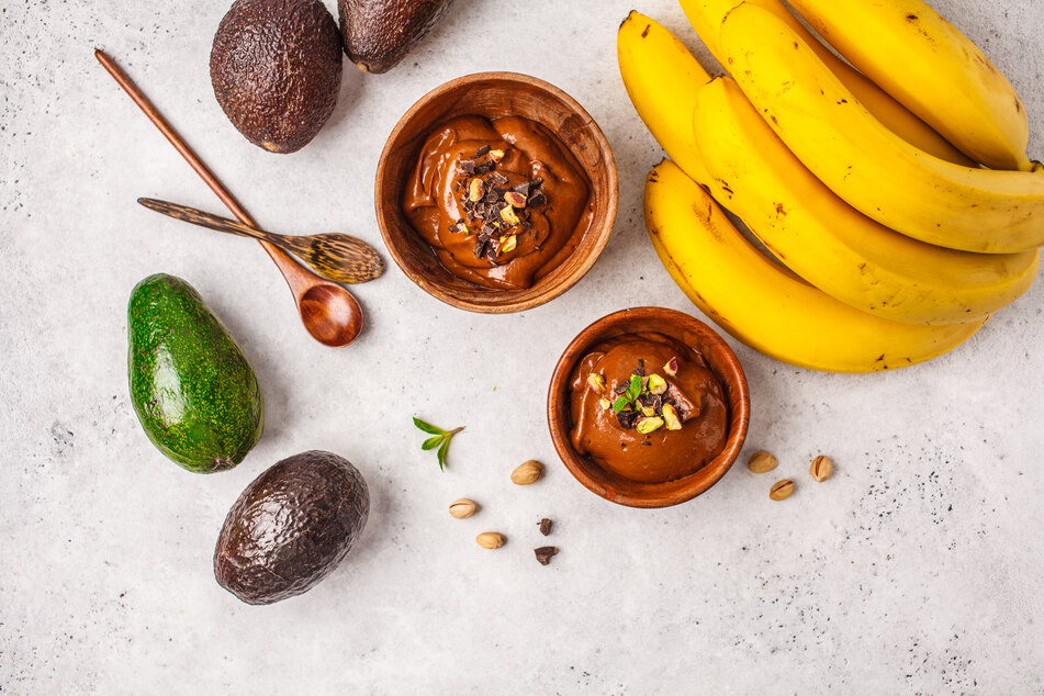 Bei der veganen Mousse au Chocolat sorgt die Avocado für die cremige Konsistenz und Banane für die Süße.