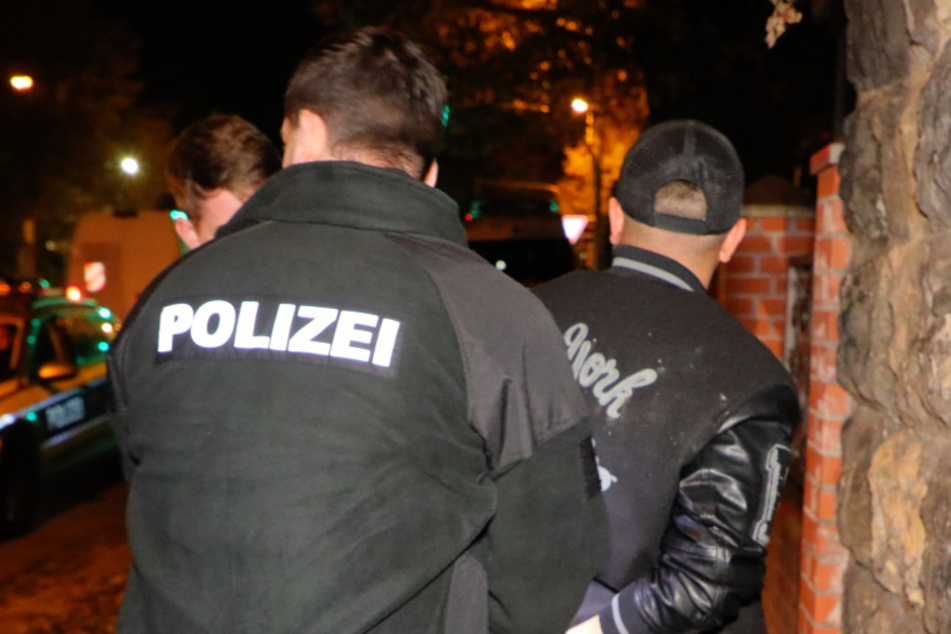 Nach der Verfolgungsjagd durch die Leipziger Straße nahm die Polizei den Fahrer (24) fest.