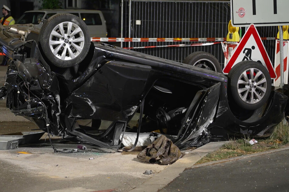 Der Renault-Fahrer hatte Glück, konnte sein Fahrzeug nach dem Unfall selbstständig und nur leicht verletzt verlassen.