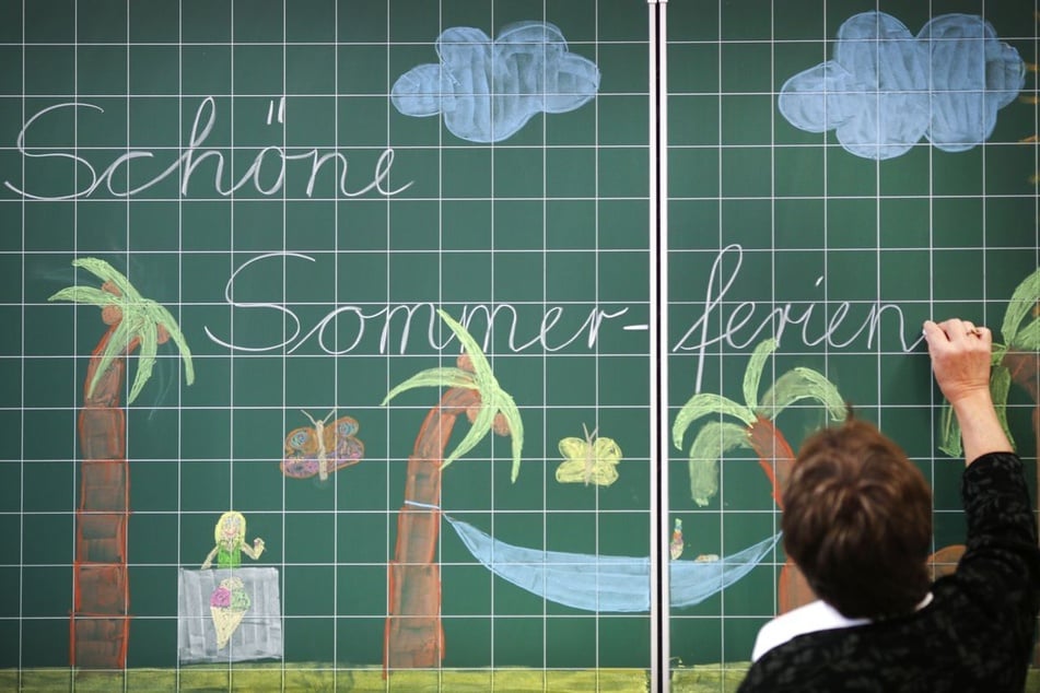 Wenn eine Schülerin oder ein Schüler vor oder nach den Ferien unentschuldigt fehlt, droht ein Bußgeld in Höhe von bis zu 1000 Euro.