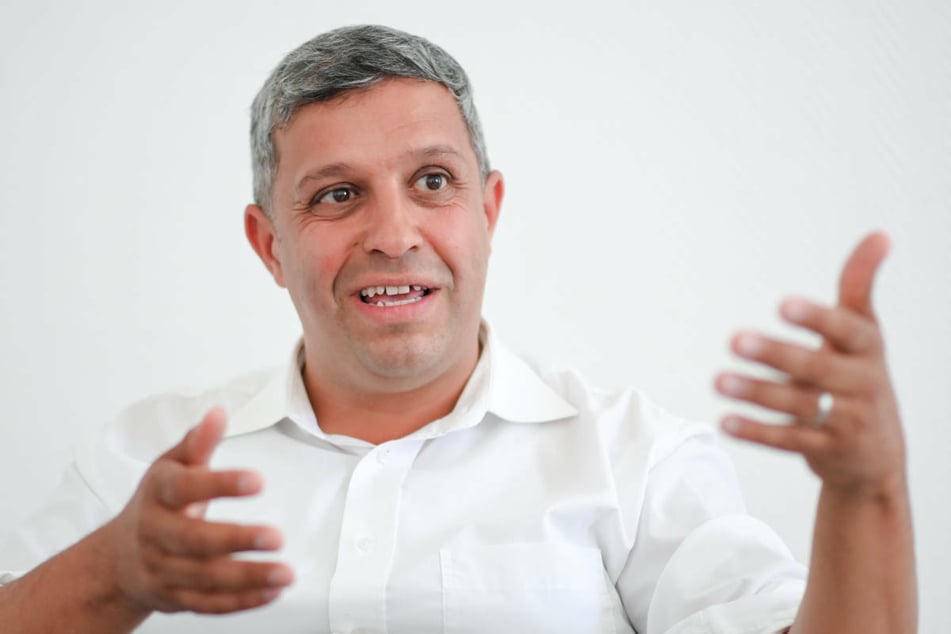 Berlins SPD-Fraktions- und Parteichef Raed Saleh (44) hat sich gegen eine Impfpflicht für Berliner Lehrkräfte ausgesprochen.