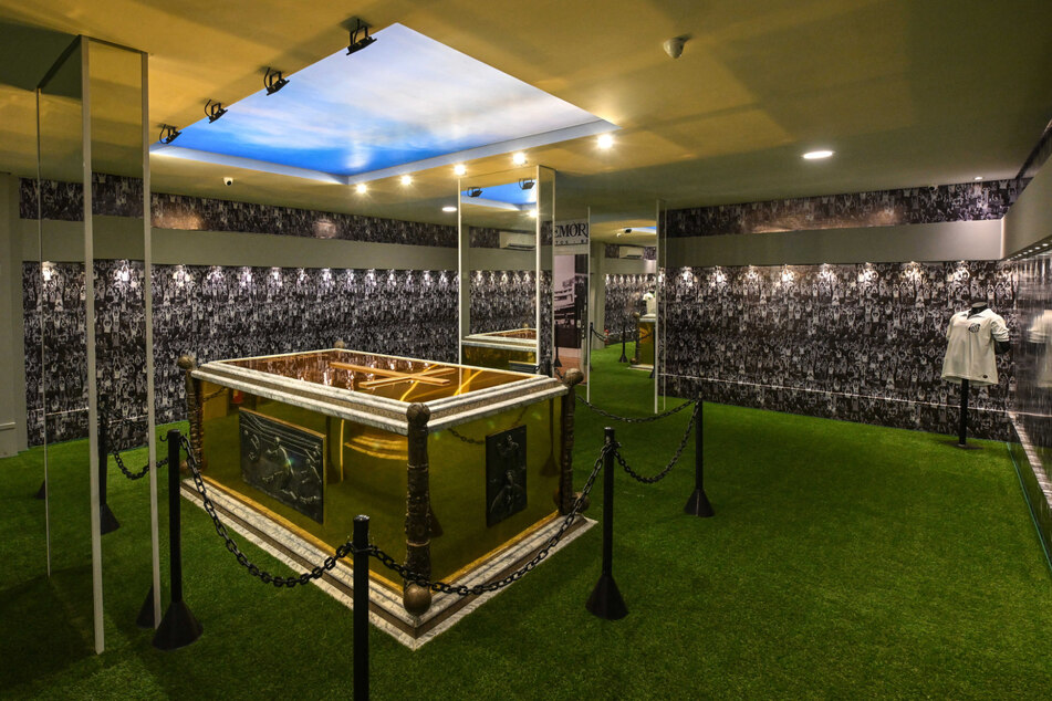 Das Mausoleum ist mit Kunstrasen ausgelegt. In der Ecke: Pelés Trikot des Santos FC.
