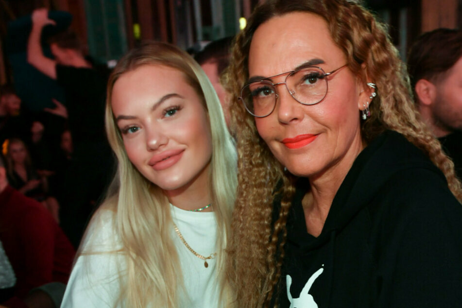 Natascha Ochsenknecht (56, r.) und ihre Tochter Cheyenne Ochsenknecht (20) hier bei dem Pearl Fashion Aperitif im THE REED.