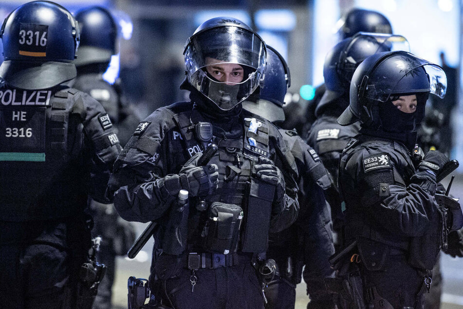 Die Polizei rückte mit einem Großaufgebot in Frankfurt an. Verletzte oder verdächtige Personen konnten vor Ort aber nicht ermittelt werden. (Symbolbild)