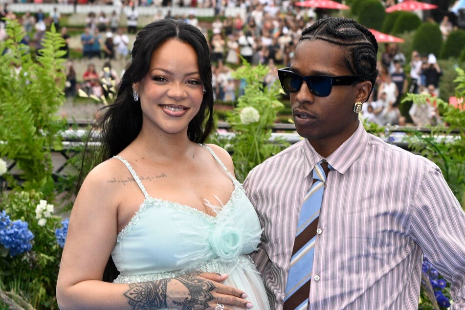 Rapper A$AP Rocky (r.) has seemingly spilled the sex of his and Rihanna's newest bundle of joy!