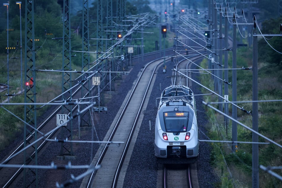 Immer wieder kommt es auch in Leipzig und Umgebung zum "Trainsurfen". (Symbolbild)