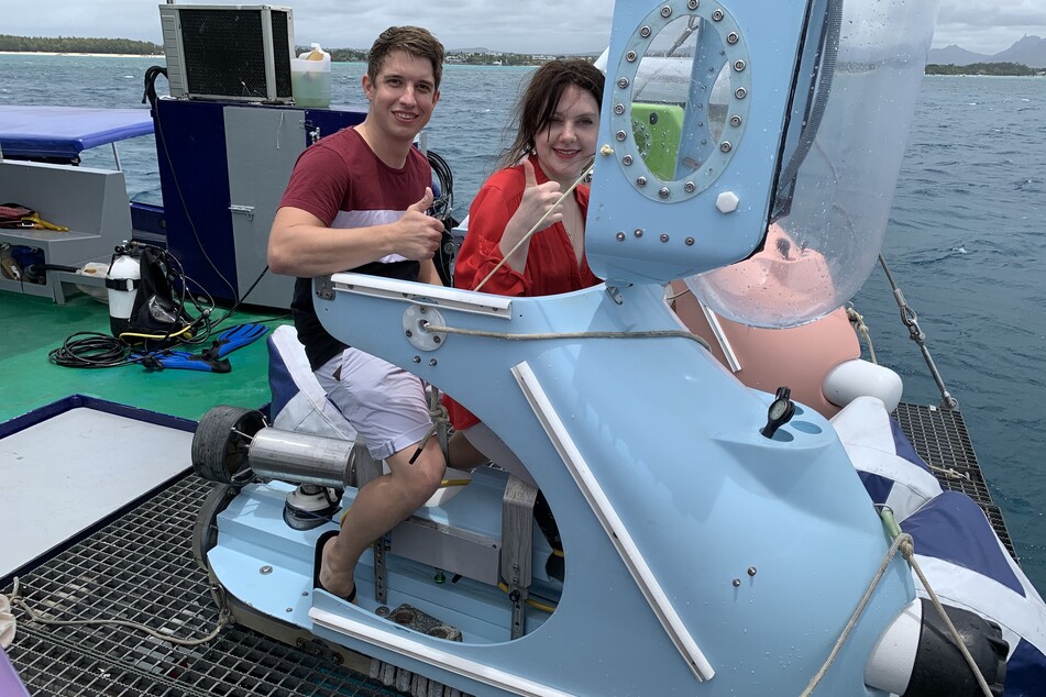 Verrückt nach Meer: Die Praktikanten Theresa und Daniel erkunden auf einem Unterwasserroller die Tiefen des Ozeans.