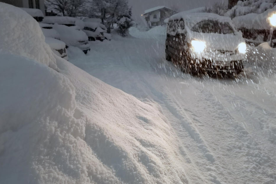 In Bayern und Österreich hat der Schnee die Straßen fest im Griff. (Symbolbild)
