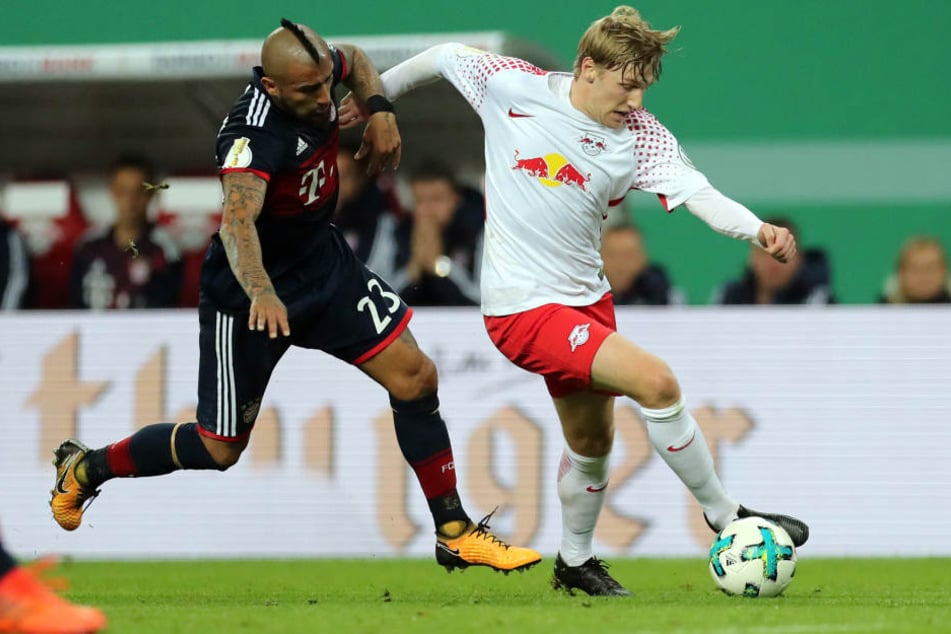 Arturo Vidal foult Emil Forsberg vor dem Strafraum. Moderator Bartels legte sich pro Leipzig fest: "Das war eindeutig ein Elfer..." Die Schiedsrichter sahen das anders.