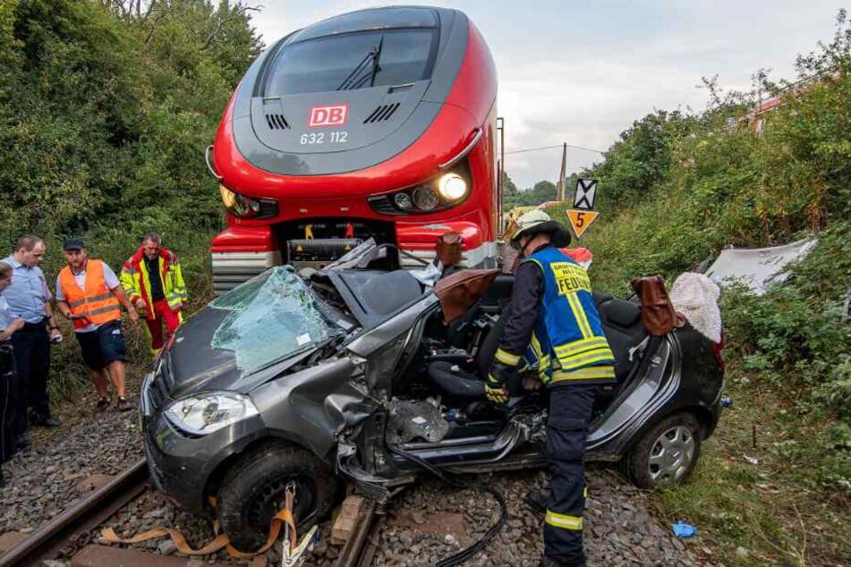 Schlimmer Unfall an Bahnübergang: Zug knallt in Auto