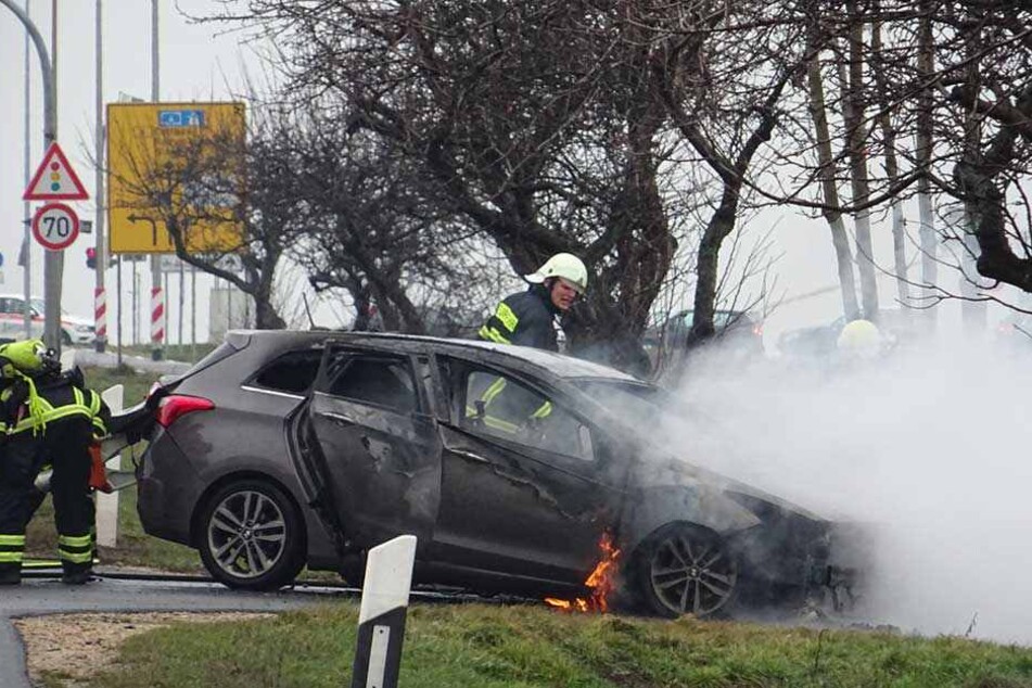 Die Feuerwehr konnte den Brand löschen, dennoch entstand an dem Hyundai Totalschaden.
