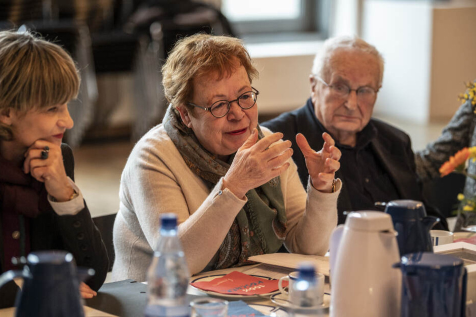 Am Donnerstag präsentierten Ruth Röcher (64) und Hartwig Albiro (88) das Programm des Chemnitzer Friedenstages in der städtischen Synagoge, auch OB Barbara Ludwig (58) war anwesend.