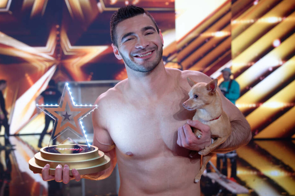 Der Handstandakrobat Christian freut sich mit Hund Percy nach dem Finale der RTL Castingshow "Das Supertalent 2019" über den Sieg.