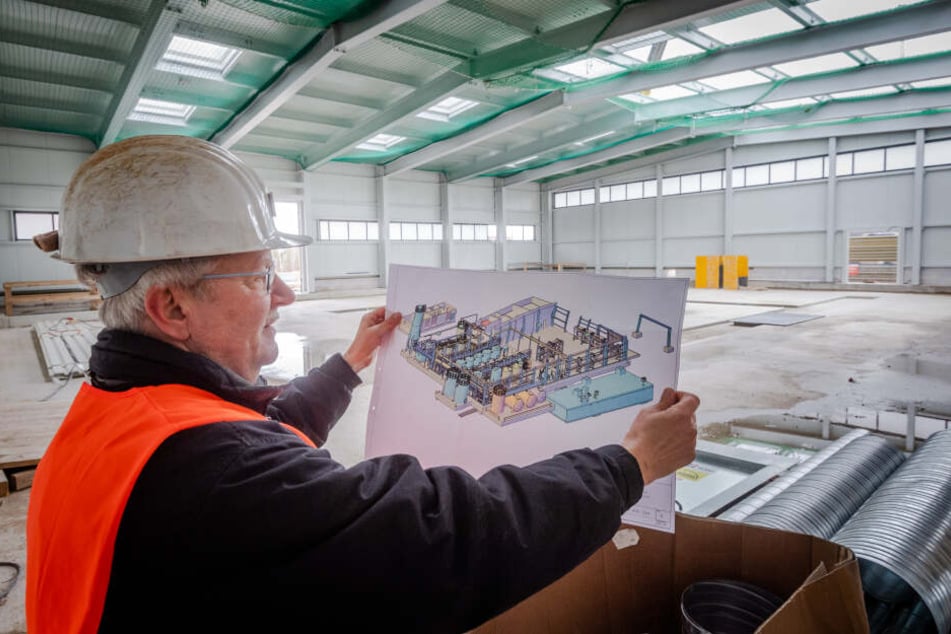 Projektverantwortlicher Jürgen Meyer (61) zeigt den Plan für die neue vollautomatische Wasserbehandlungsanlage.