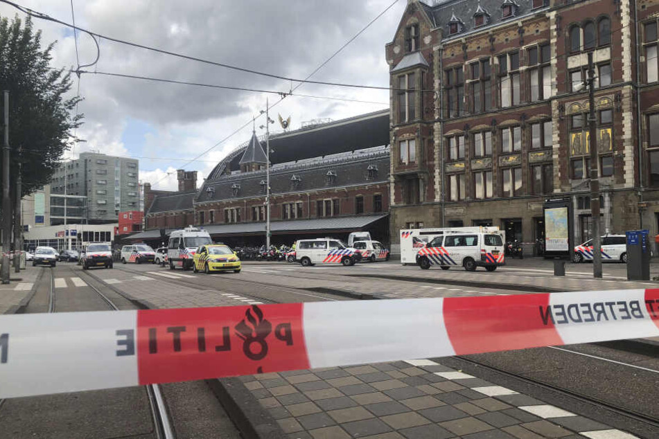 Die Polizei sperrte den Bahnhof in Amsterdam weiträumig ab.