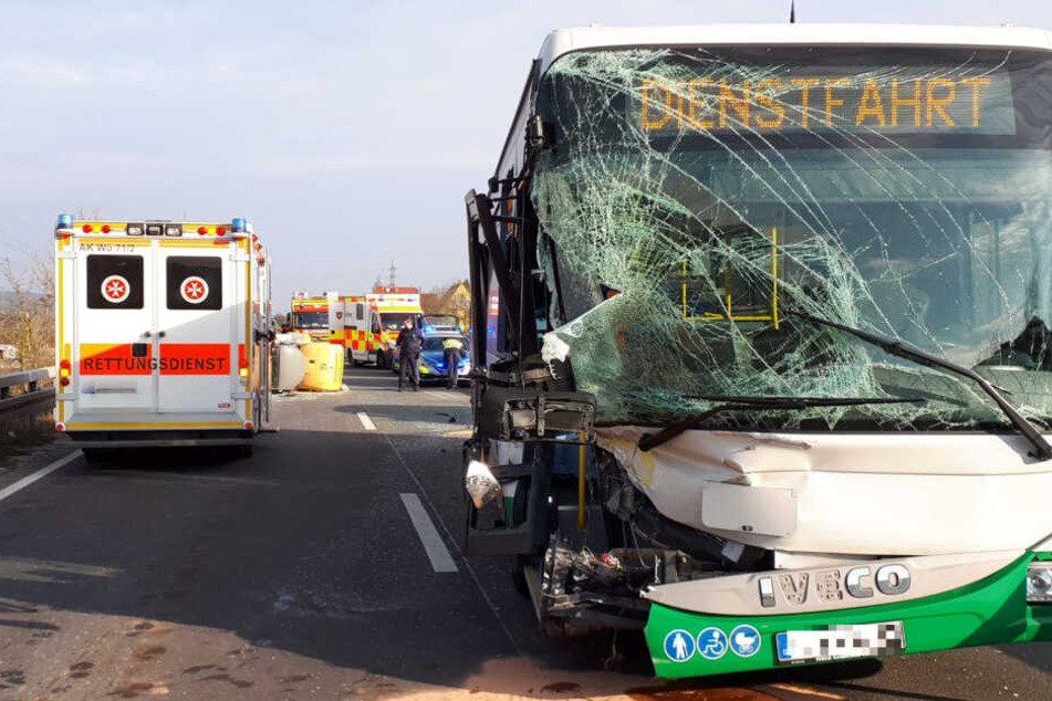 Fünf Erwachsene und eine Schülerin wurden bei dem schweren Crash verletzt.