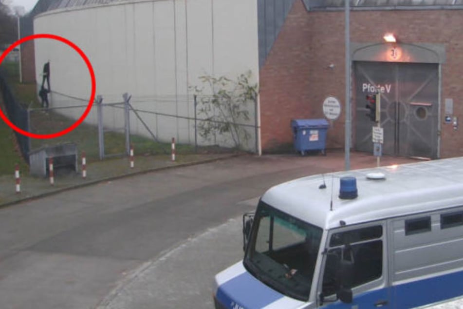 Im Dezember 2017 wurden vier Häftlinge der JVA Plötzensee bei ihrem Ausbruch gefilmt. Vor wenigen Tagen gelang erneut einem Mann die Flucht über den Stacheldraht-Zaun. (Archivbild).